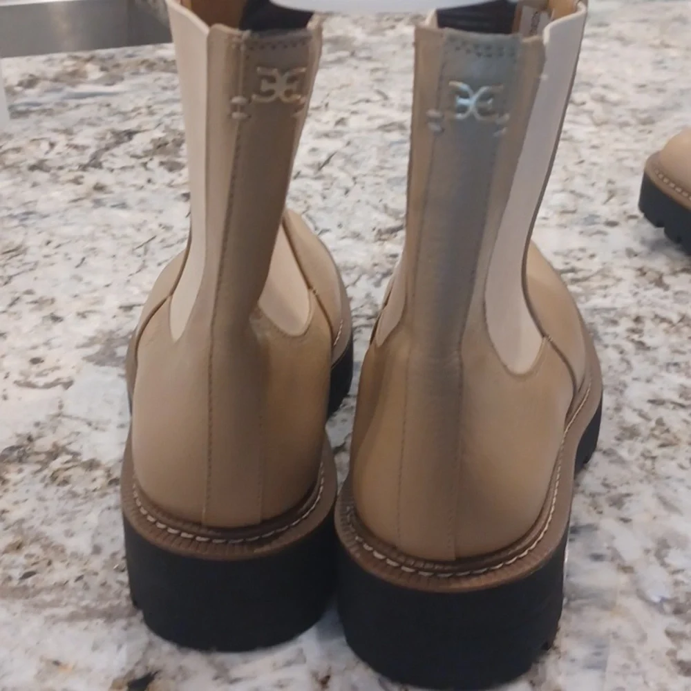 Sam Edelman Tan Chelsea Waterproof Lug Sole Boots Sz 9.5